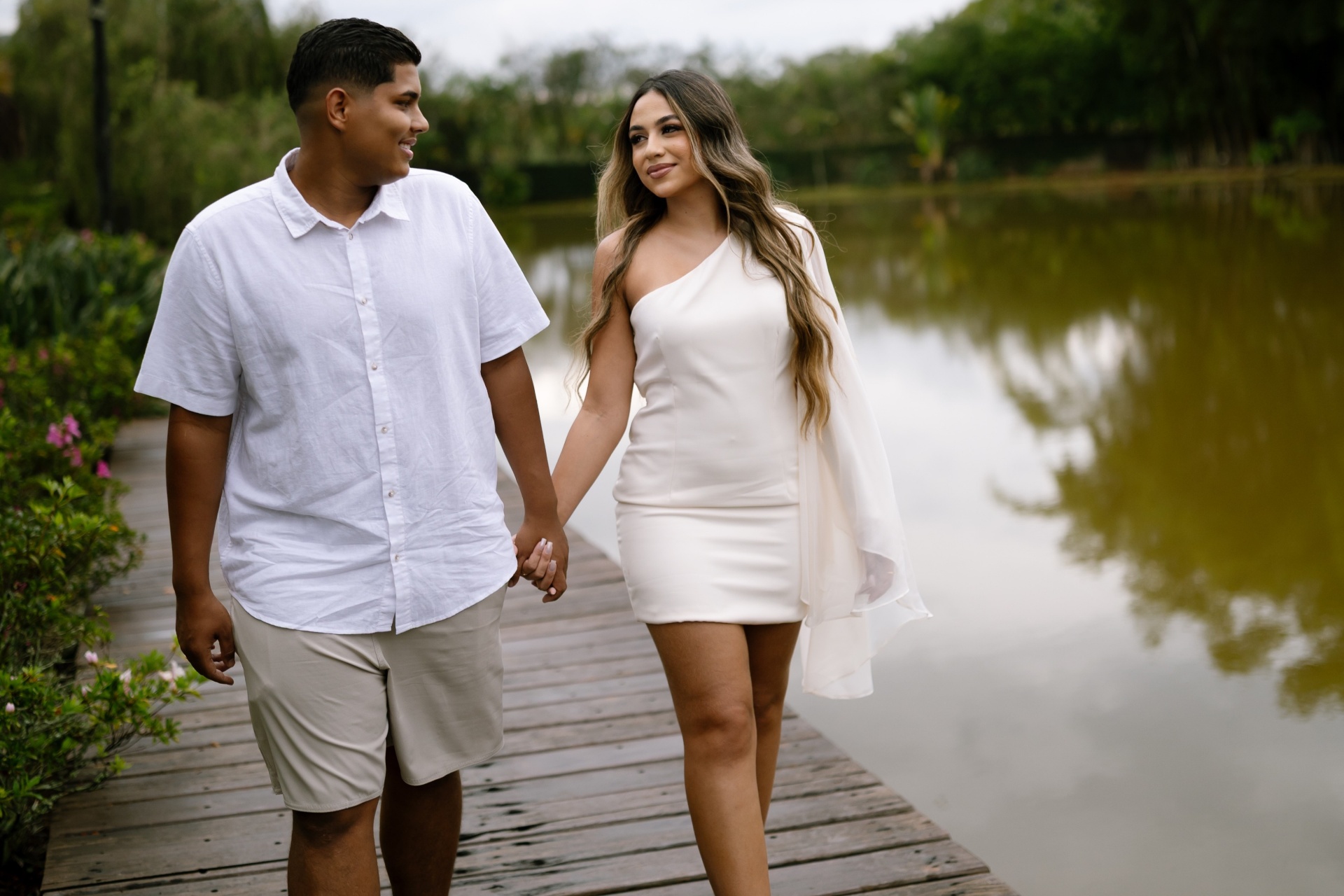 Pedro e Ana de mãos dadas no lago
