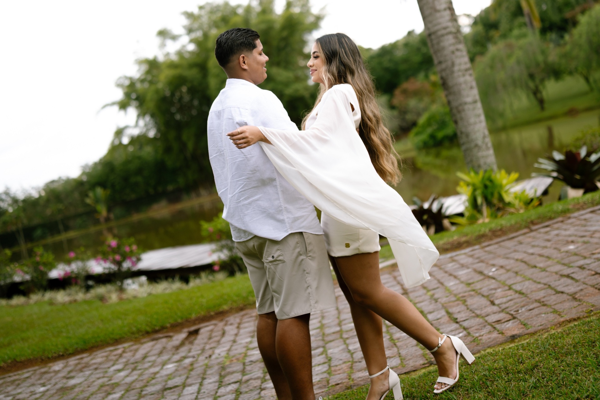 Pedro e Ana dançando no jardim